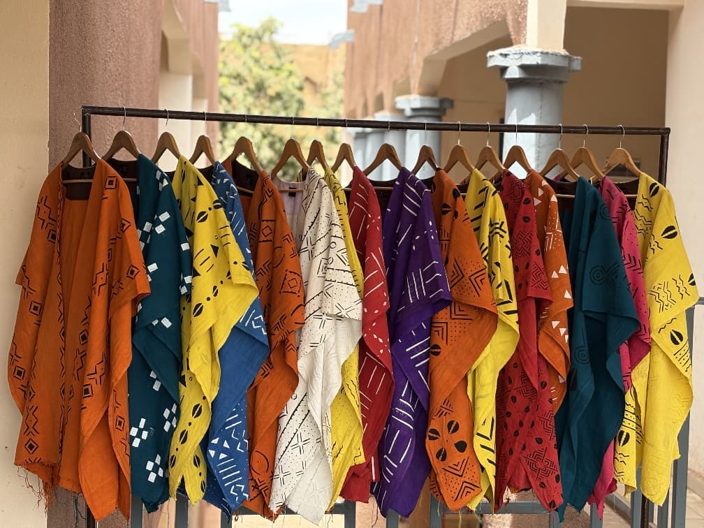 Femme africaine élégante mettant en valeur une perruque Maria Shop